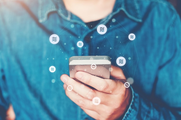 Foto imagen compuesta digital de un hombre usando un teléfono por iconos