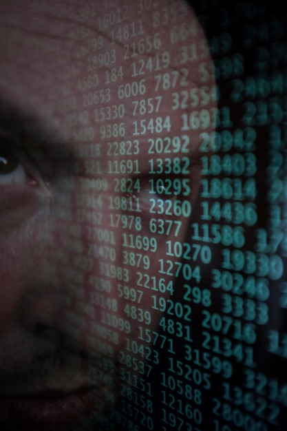 Imagen compuesta digital de un hombre usando un teléfono móvil