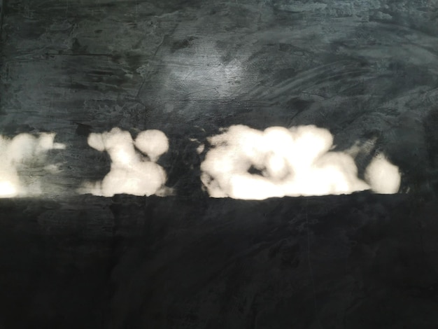 Foto imagen compuesta digital del humo que emite el agua por la noche