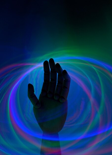 Imagen compuesta digital de una mano sosteniendo una luz iluminada