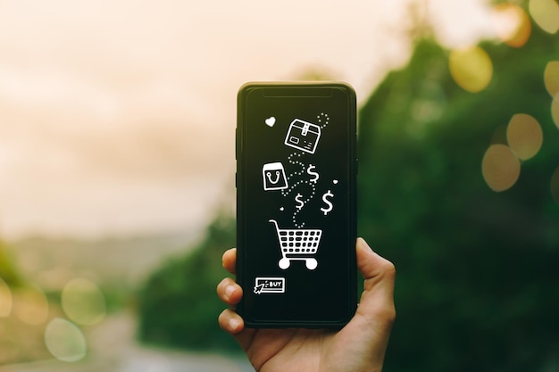 Imagen compuesta digital de una mano sosteniendo un teléfono inteligente con un icono