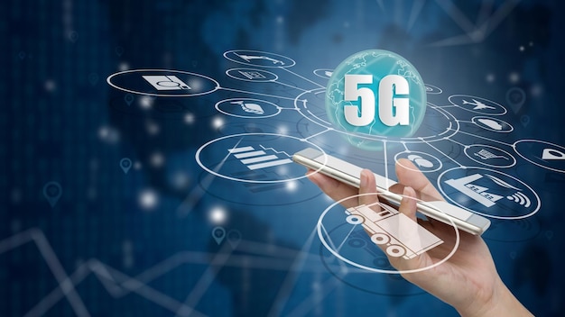 Imagen compuesta digital de una mano sosteniendo un teléfono móvil