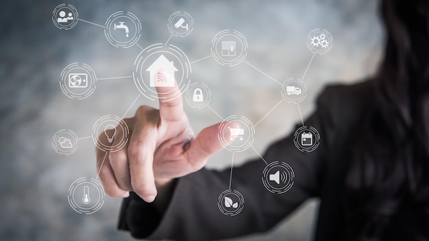 Imagen compuesta digital de una mano tocando una pantalla invisible