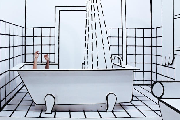 Imagen compuesta digital de manos saliendo de la bañera en el baño