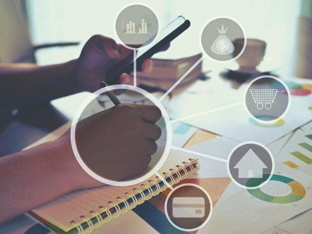 Imagen compuesta digital de manos usando teléfono móvil con varios iconos