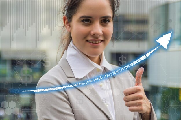 Foto imagen compuesta digital de una mujer de negocios con símbolo de flecha y signo de dólar de pie en la ciudad