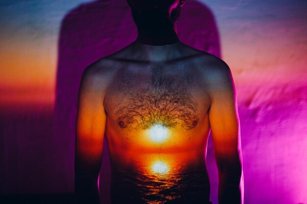 Foto imagen compuesta digital de una mujer de pie contra el cielo naranja del atardecer