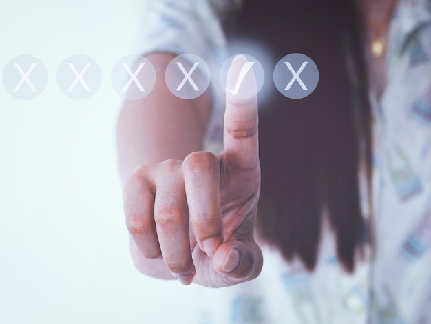 Imagen compuesta digital de una mujer tocando un botón en una pantalla invisible con un icono