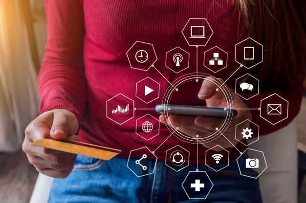 Imagen compuesta digital de una mujer usando un teléfono móvil con varios iconos