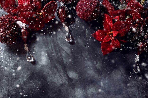 Imagen compuesta digital de nieve y hojas contra un fondo negro