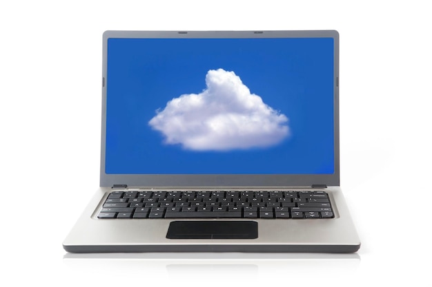 Imagen compuesta digital de una nube en la pantalla de un portátil contra un fondo blanco