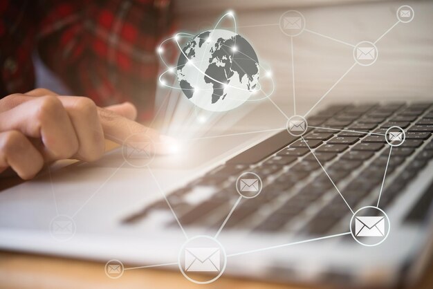 Imagen compuesta digital de una persona que utiliza un teléfono móvil con un símbolo de correo electrónico