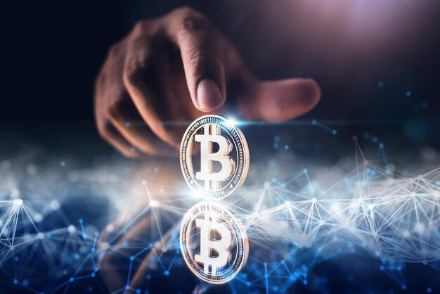 Imagen compuesta digital de una persona tocando el bitcoin