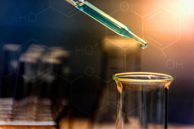 Imagen compuesta digital de una pipeta sobre vasos de laboratorio