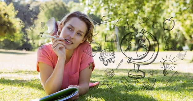 Foto imagen compuesta digital de varias ecuaciones matemáticas por un estudiante universitario reflexivo en el campo