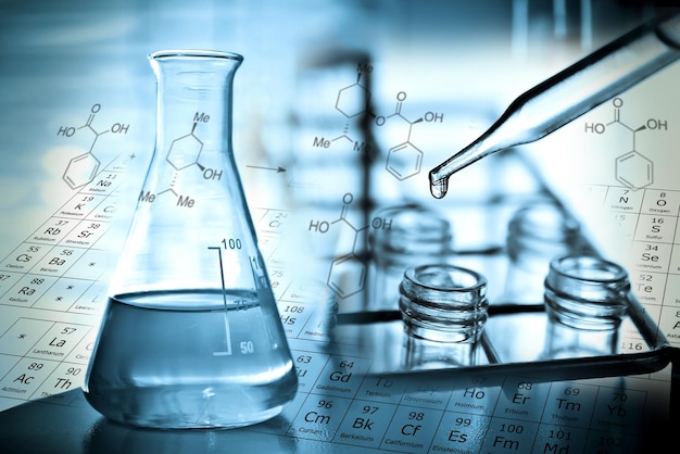 Imagen compuesta digital de vidrio de laboratorio y fórmulas
