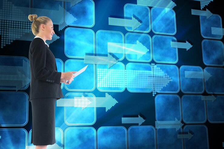 Foto imagen compuesta de empresaria rubia sosteniendo nueva tableta