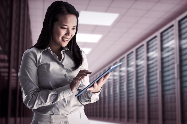 Imagen compuesta de empresaria sonriente con tablet