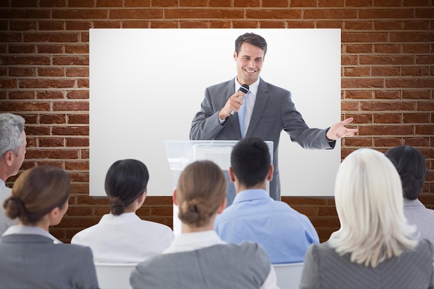 Imagen compuesta del empresario haciendo un discurso durante la reunión