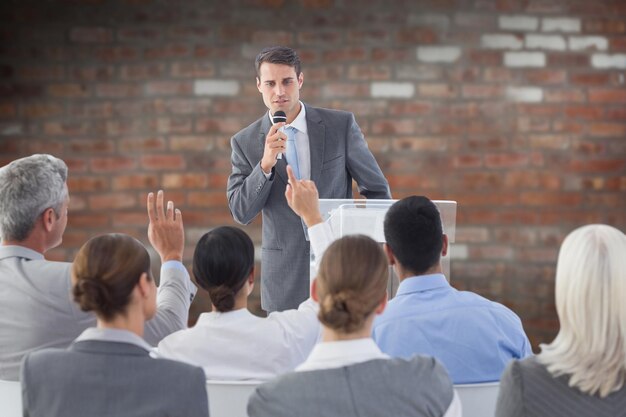 Imagen compuesta del empresario haciendo un discurso durante la reunión