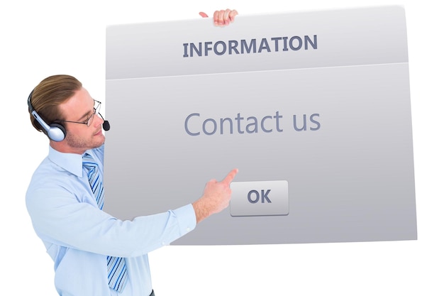 Imagen compuesta del empresario que presenta la tarjeta con auriculares