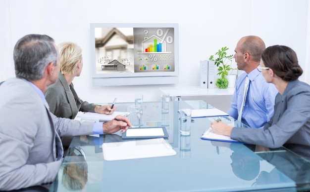 Imagen compuesta de equipo empresarial mirando el reloj