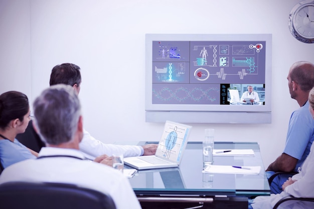 Foto imagen compuesta de equipo de médicos en una reunión