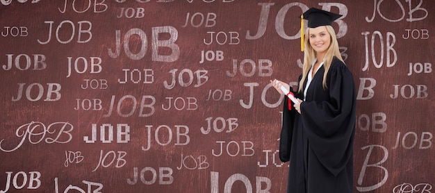 Imagen compuesta de estudiante rubia en bata de posgrado con un diploma