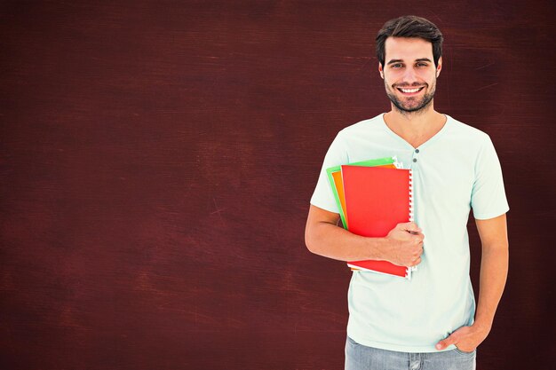 Foto imagen compuesta de estudiante sujetando el bloc de notas