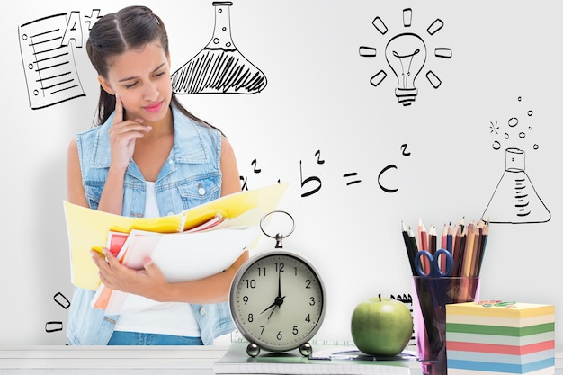 Foto imagen compuesta de estudiantes que estudian desde carpetas