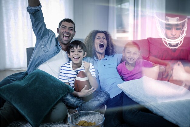 Imagen compuesta de familia está viendo deportes en la televisión