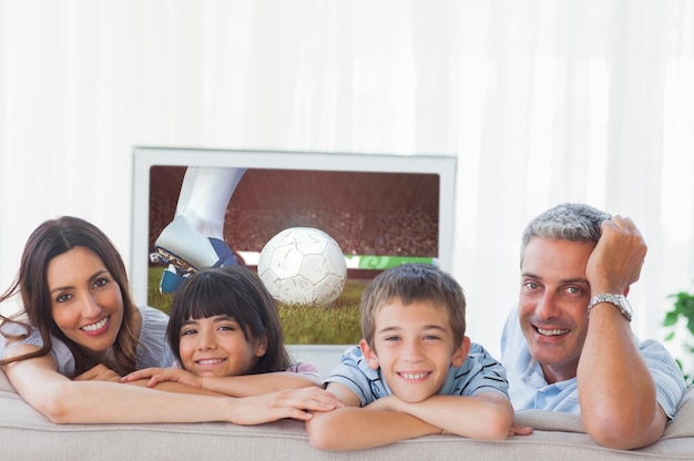 Imagen compuesta de familia en salón sonriendo a la cámara