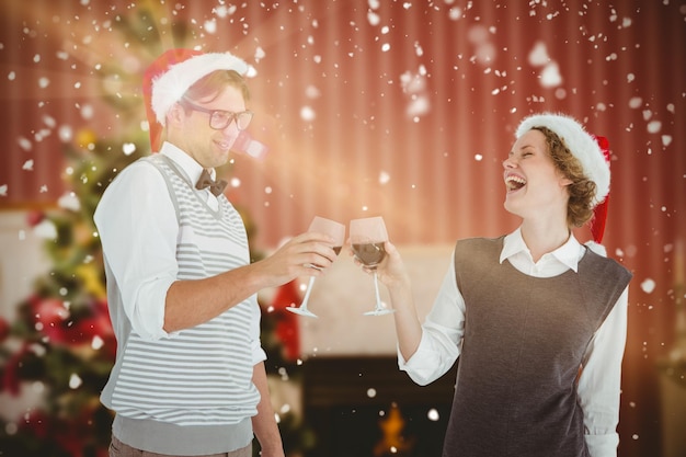 Foto imagen compuesta de feliz pareja hipster geek bebiendo vino tinto