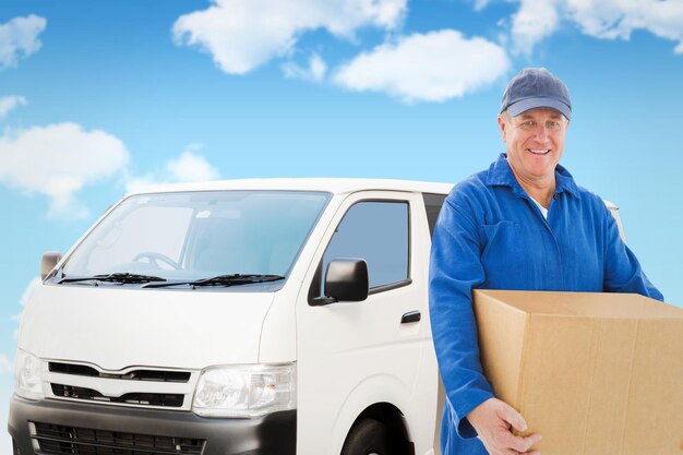 Imagen compuesta de feliz repartidor hombre sujetando una caja de cartón