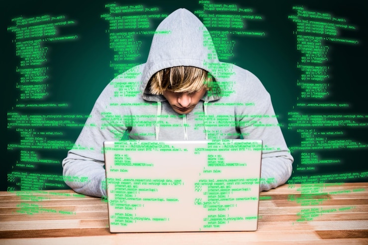 Foto imagen compuesta de hombre con capucha hackeando una laptop