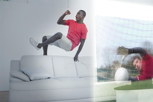 La imagen compuesta de un hombre emocionado está viendo un partido deportivo en la televisión