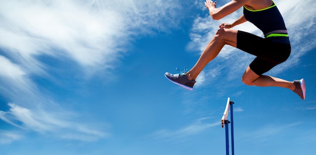 Imagen compuesta de imagen recortada de mujer practicando salto