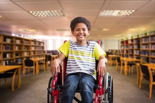 Imagen compuesta de lindo alumno discapacitado sonriendo a la cámara en el hall