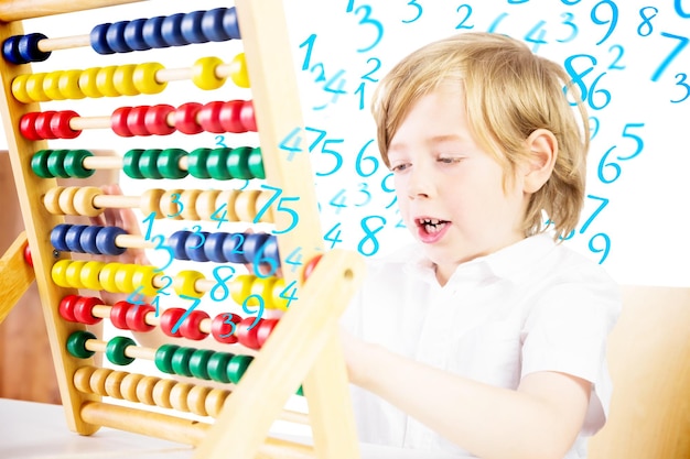 Imagen compuesta de lindo alumno usando abacus