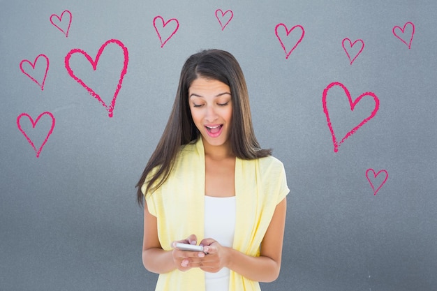 Imagen compuesta de mujer casual sorprendida leyendo un texto