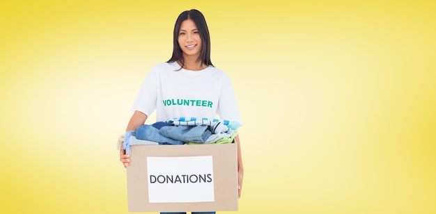 Imagen compuesta de mujer feliz con caja de donación