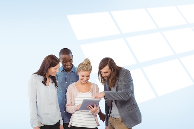 Imagen compuesta de mujer feliz sosteniendo tableta digital y discutiendo con compañeros de trabajo