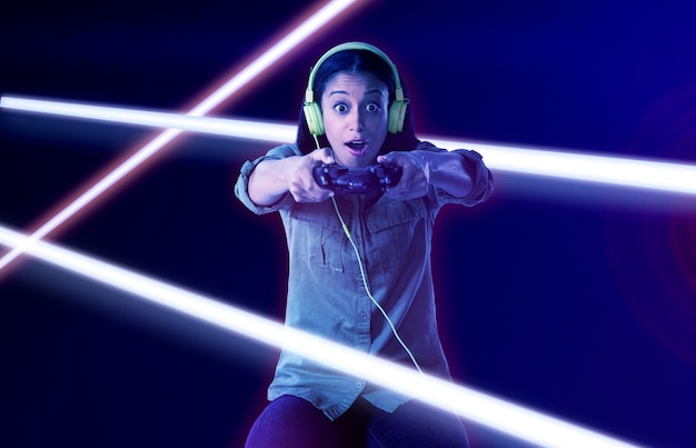 Imagen compuesta de mujer haciendo muecas mientras juega juegos de video
