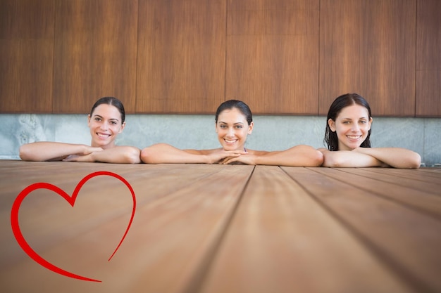 Imagen compuesta de mujeres jóvenes alegres en la piscina