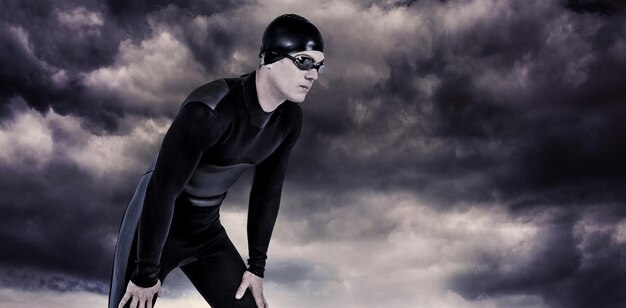 Imagen compuesta de nadador en traje de neopreno y gafas de natación
