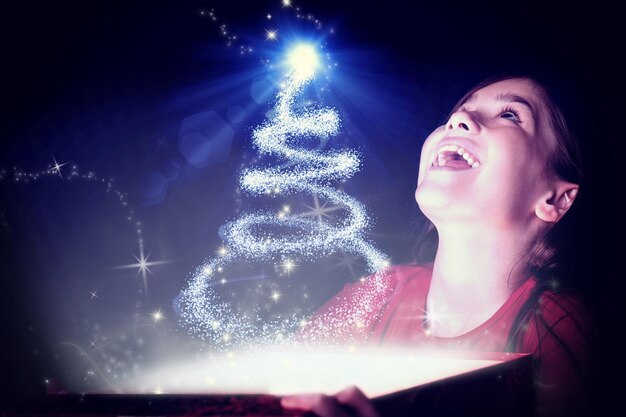 Foto imagen compuesta de niña abriendo un mágico regalo de navidad