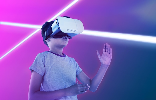 Imagen compuesta de niño jugando con casco de realidad virtual