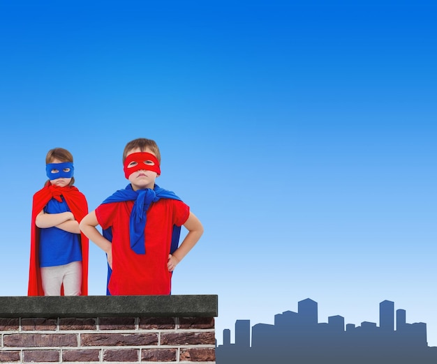 Imagen compuesta de niños enmascarados que fingen ser superhéroes