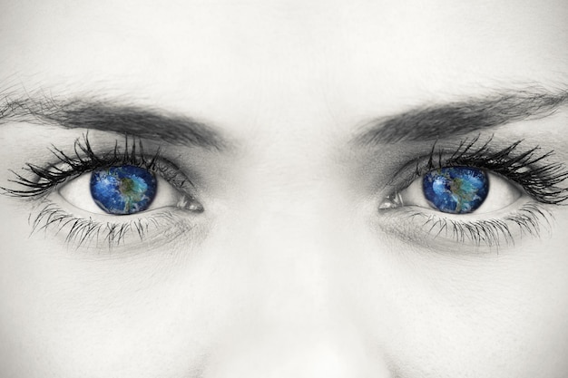 Imagen compuesta de ojos azules sobre cara gris