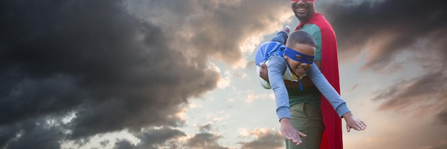 Imagen compuesta de padre e hijo fingiendo ser superhéroe